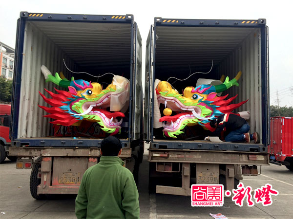 兩臺(tái)40尺集裝箱車(chē)裝貨完畢